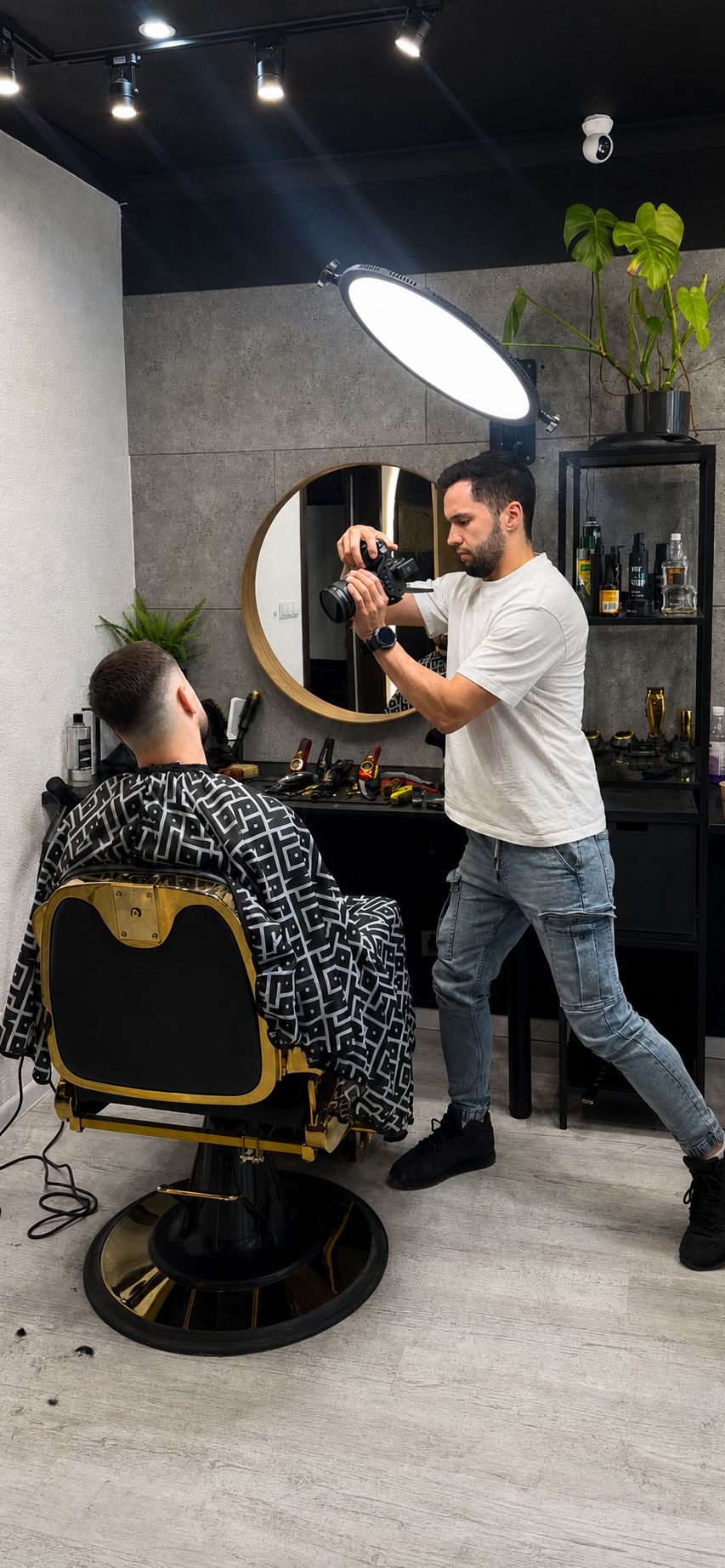 Mariusz Nowek z aparatem podczas realizacji w salonie barberskim