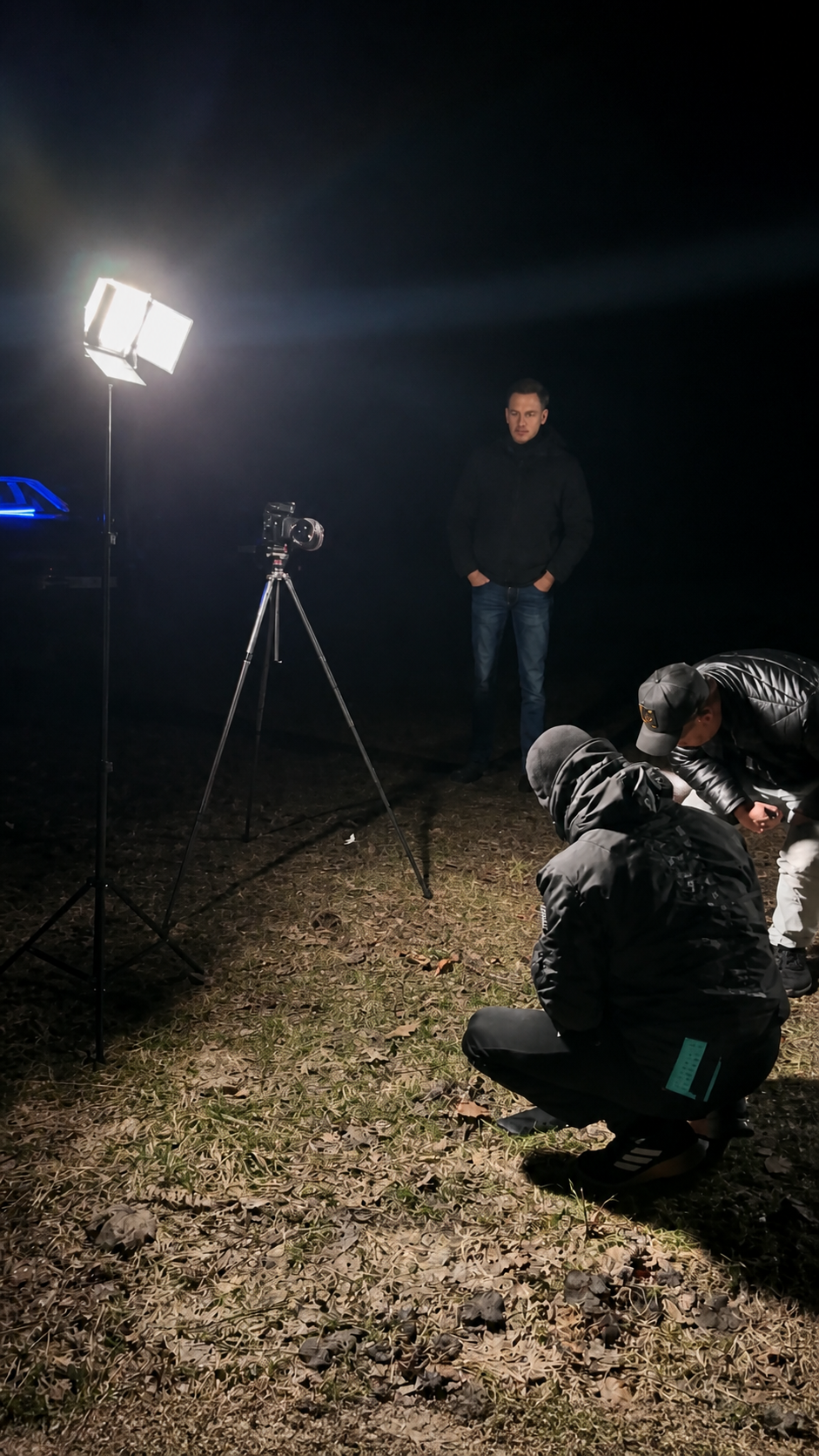 Zespół i profesjonalne oświetlenie podczas nocnej produkcji