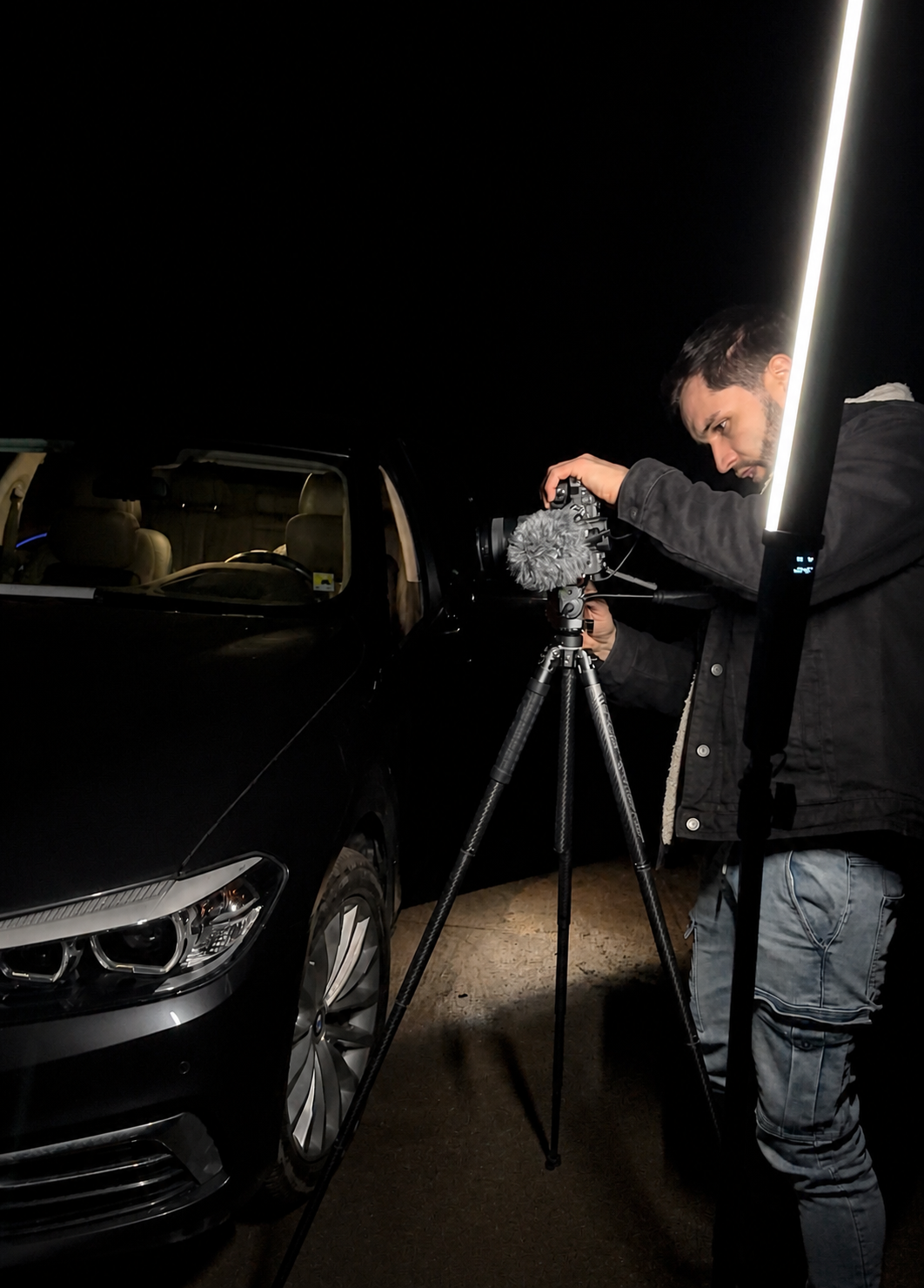 Mariusz Nowek podczas nocnej realizacji materiału wideo